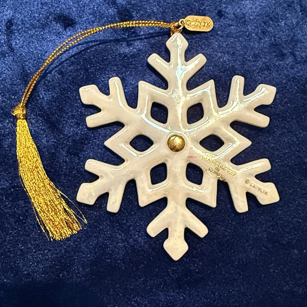 Winter Splendor Ornament Snowflake Discontinued